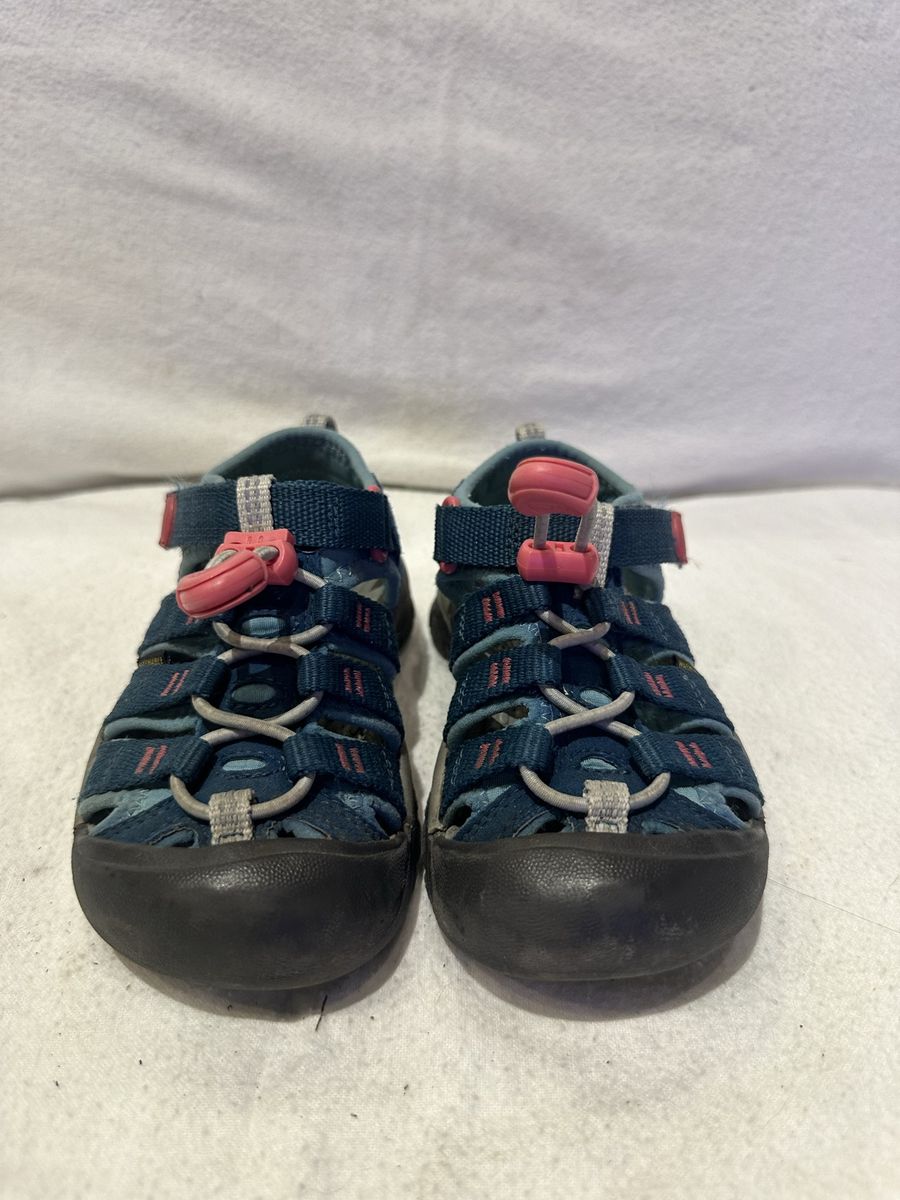 Keen toddler size 9, teal/pink trim, washable, hiking sandals