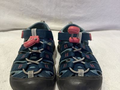 Keen toddler size 9, teal/pink trim, washable, hiking sandals