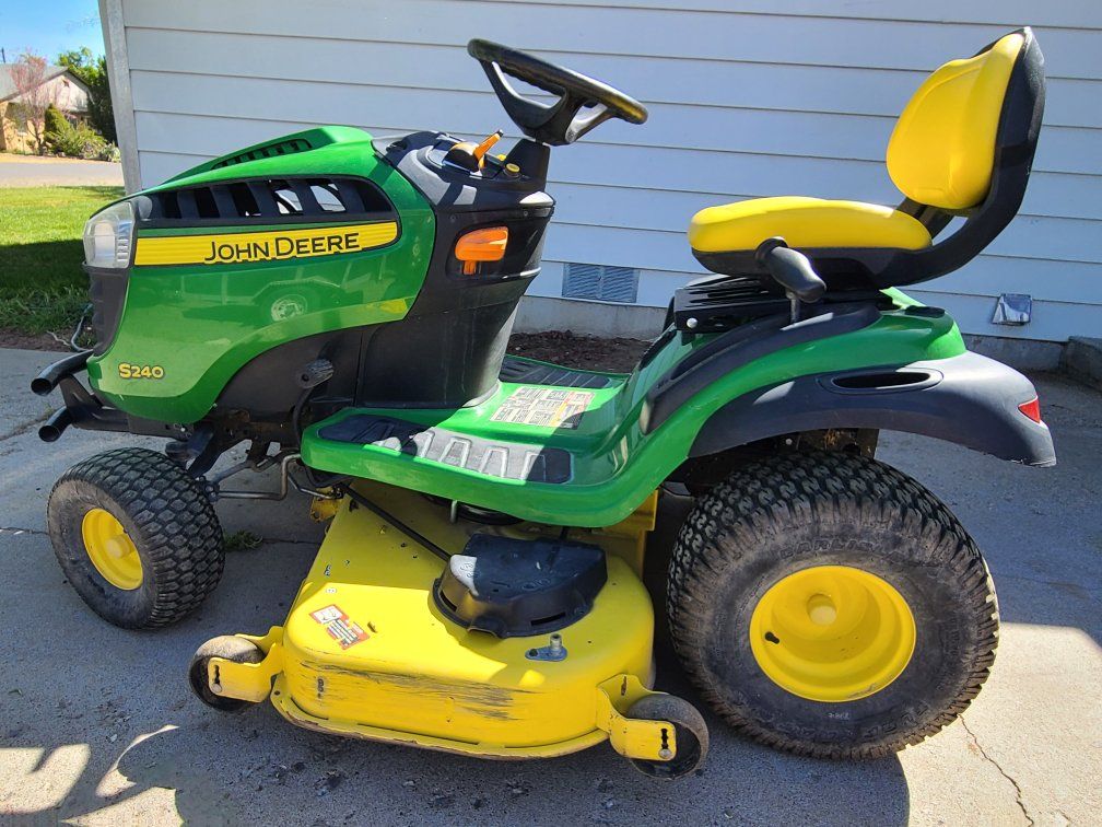 JOHN DEERE S240 RIDING LAWN MOWER