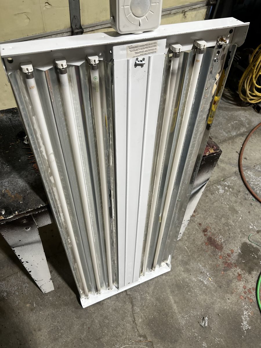 Commercial High Bay Light Fixtures USED 2 Pallets
