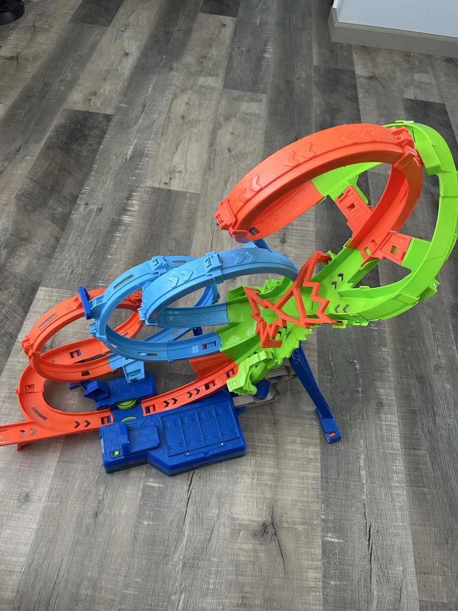 Hot wheels loop track