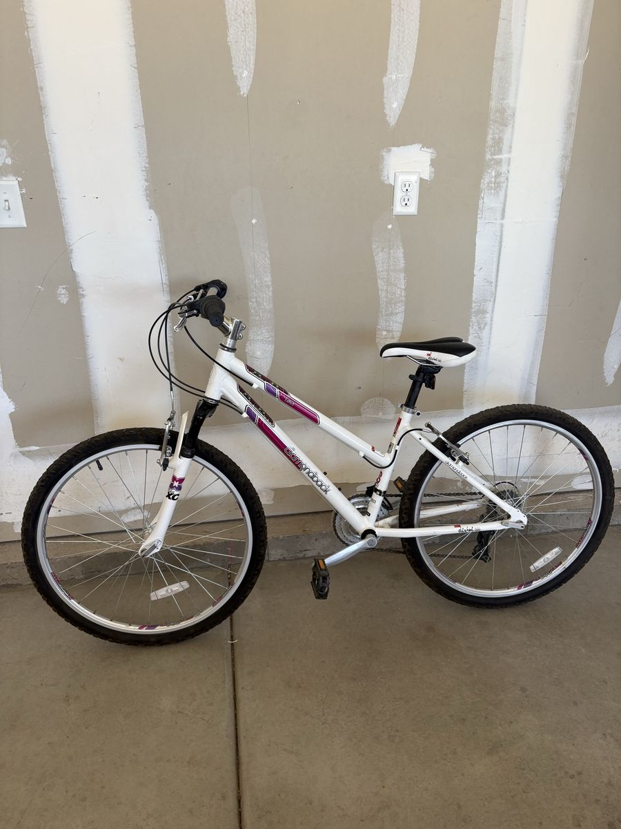 Diamondback Lustre 1 Women's Mountain Bike - White/Purple, Small Frame w/ Helmet