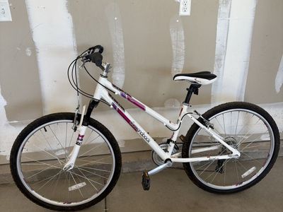 Diamondback Lustre 1 Women's Mountain Bike - White/Purple, Small Frame w/ Helmet
