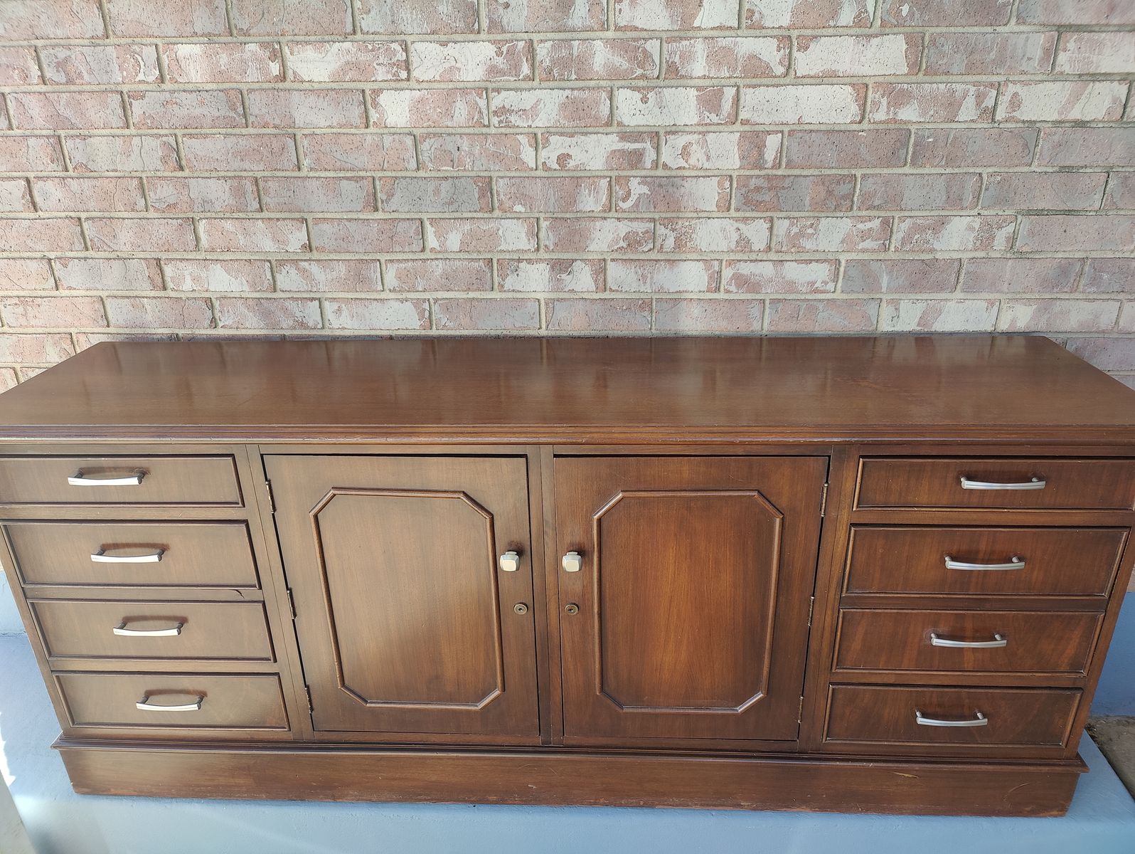 Entertainment Console/ Sideboard/ Dresser