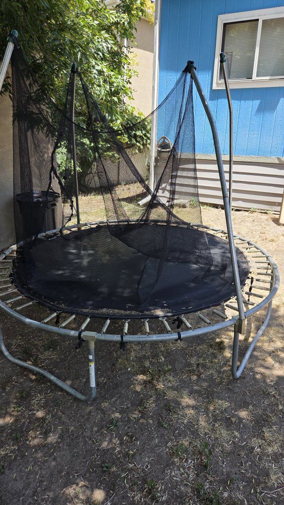 FREE TRAMPOLINE COME GRAB IT!!
