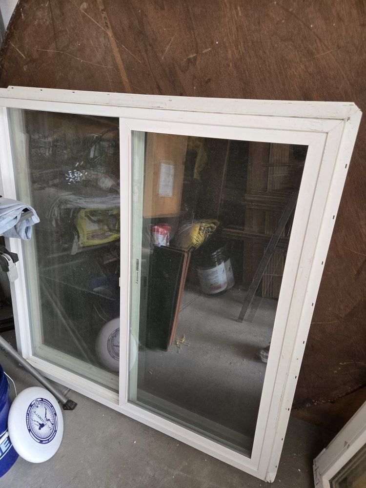 Unused Jeld-Wen 48x48 Single Hung Vinyl Window - White Frame, Half Screen