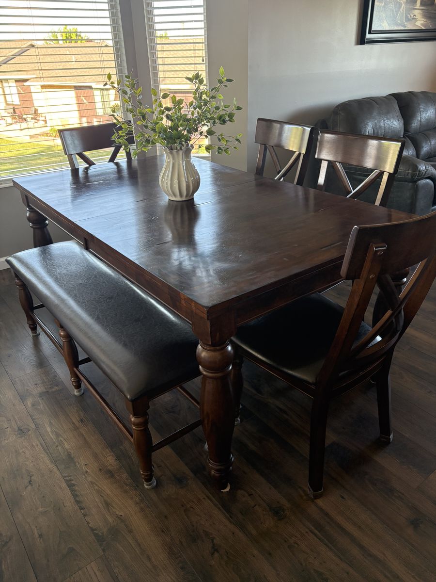 Solid Wood Dinning Room Set