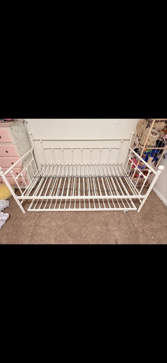 Double Twin Daybed with Rolling Trundle