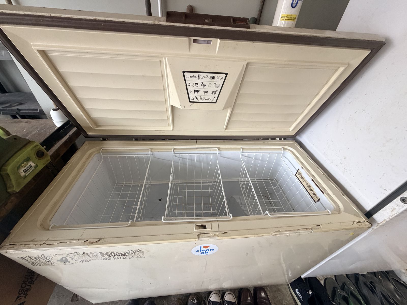 Large Chest Freezer – Great for Hunters – 5 Baskets – Works Great