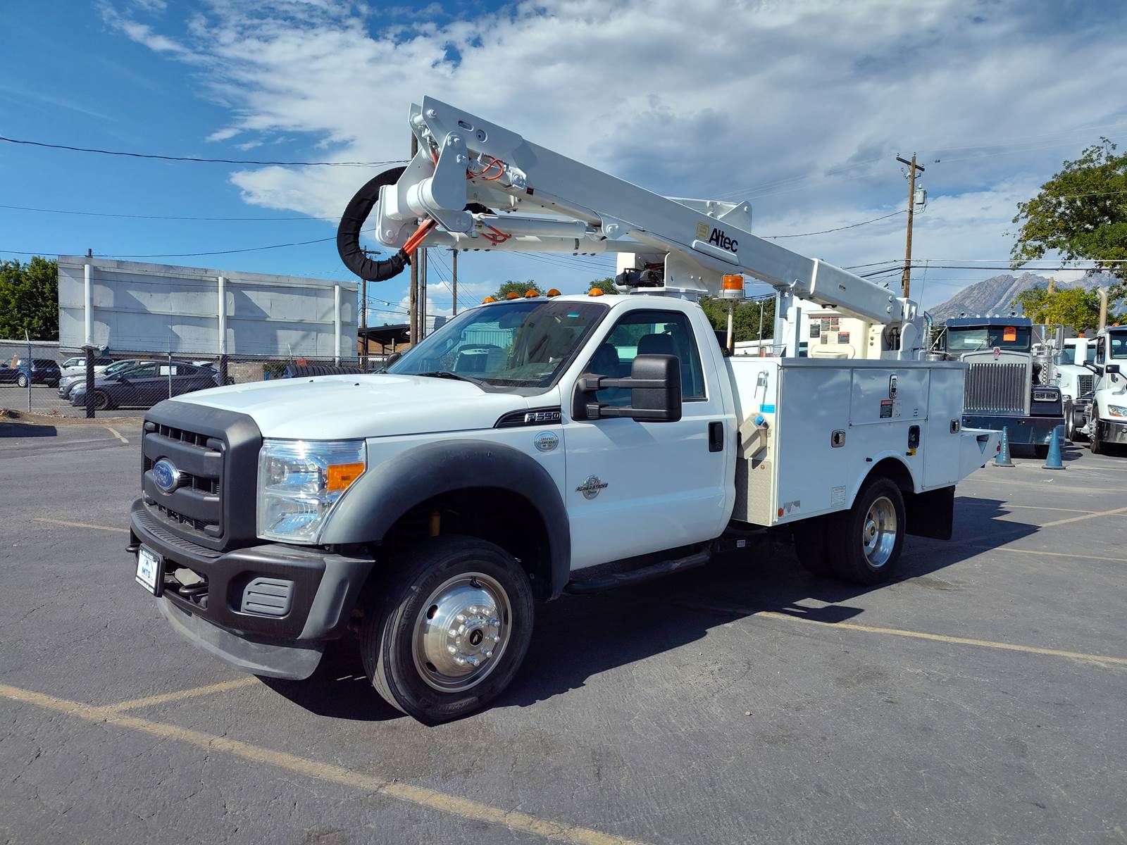 2016 Ford F-550 XL Boom / Bucket Truck - Altec AT40G Aerial Lift