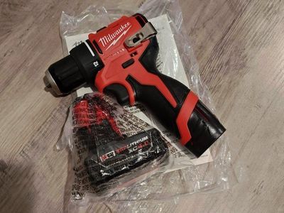 Milwaukee Tool M12 Brushless Drill Driver with Battery, Subcompact drill