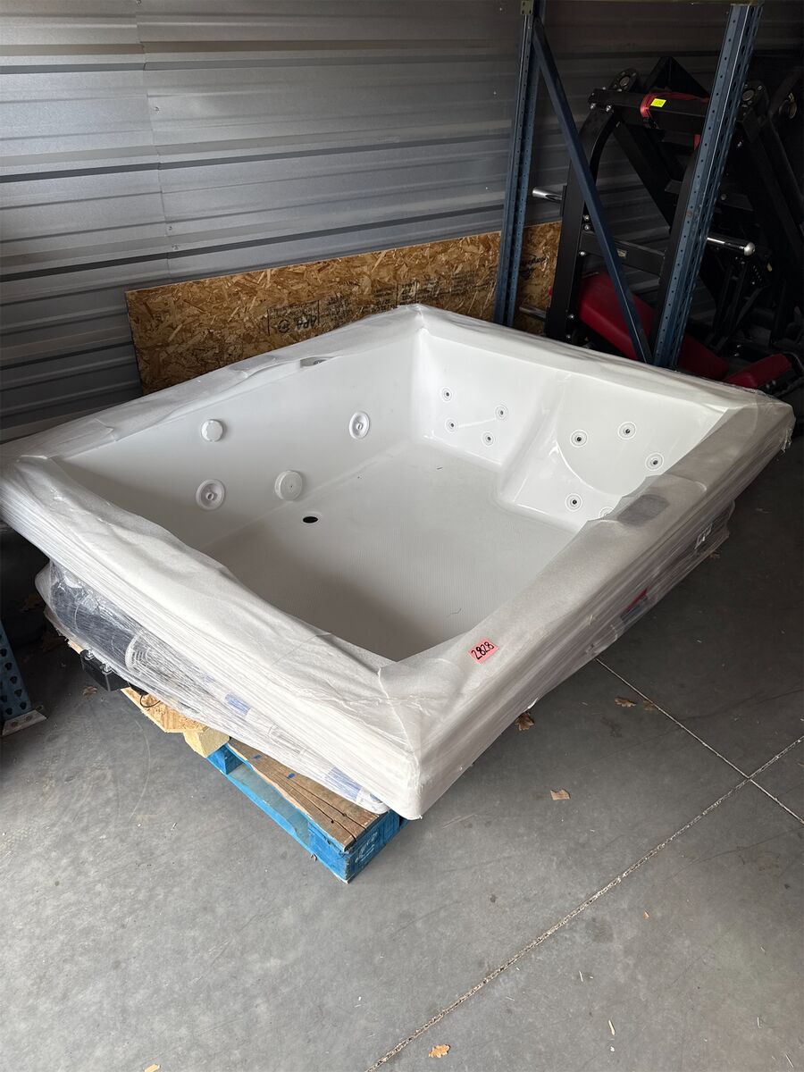 FUZION Rectangular Whirlpool Bathtub with Center Drain in White, JACUZZI
