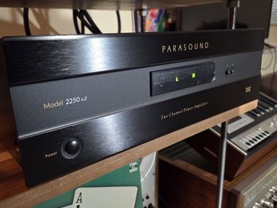 Parasound New Classic 2250 v.2 Two Ch Amplifier. Mint.