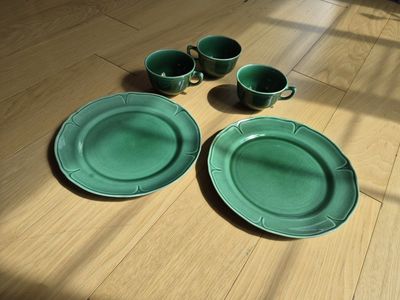 Mount Cemens Petal Green (3 Cups, 2 Plates)