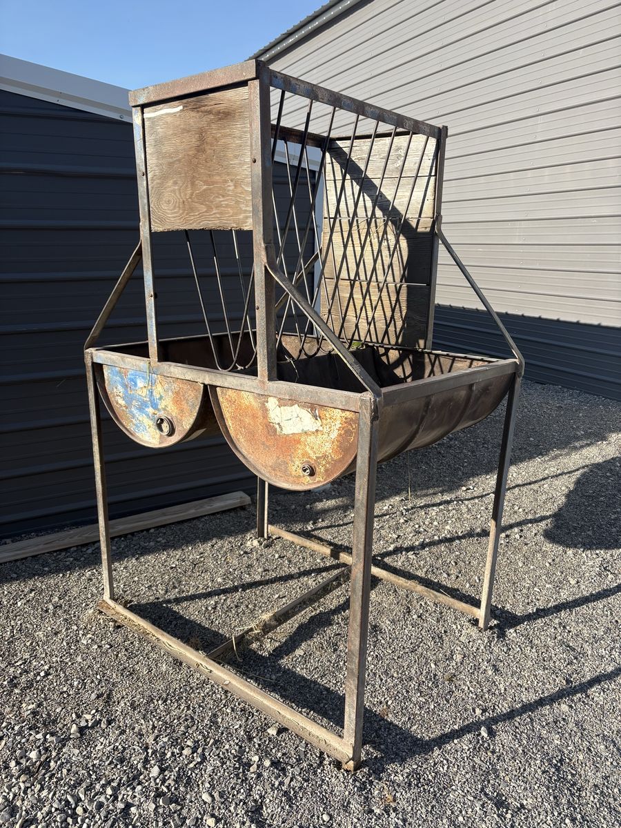 Horse feeder