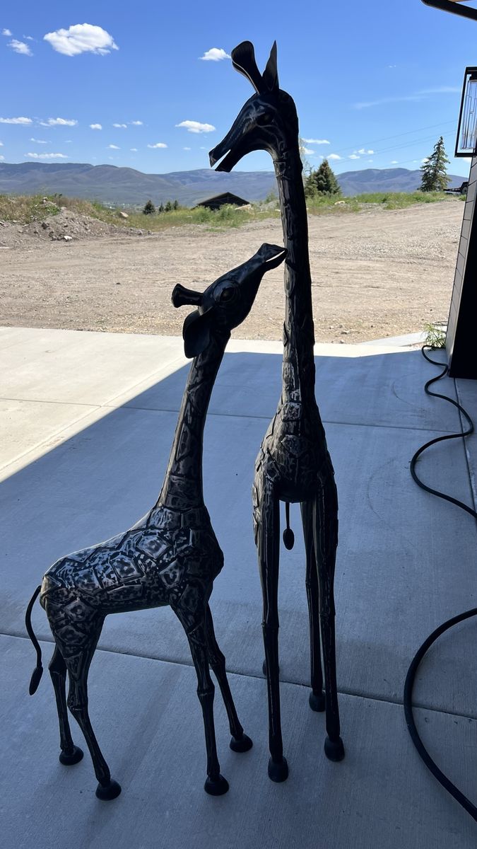 2 giraffes metal