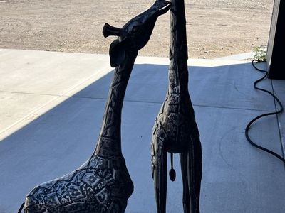 2 giraffes metal