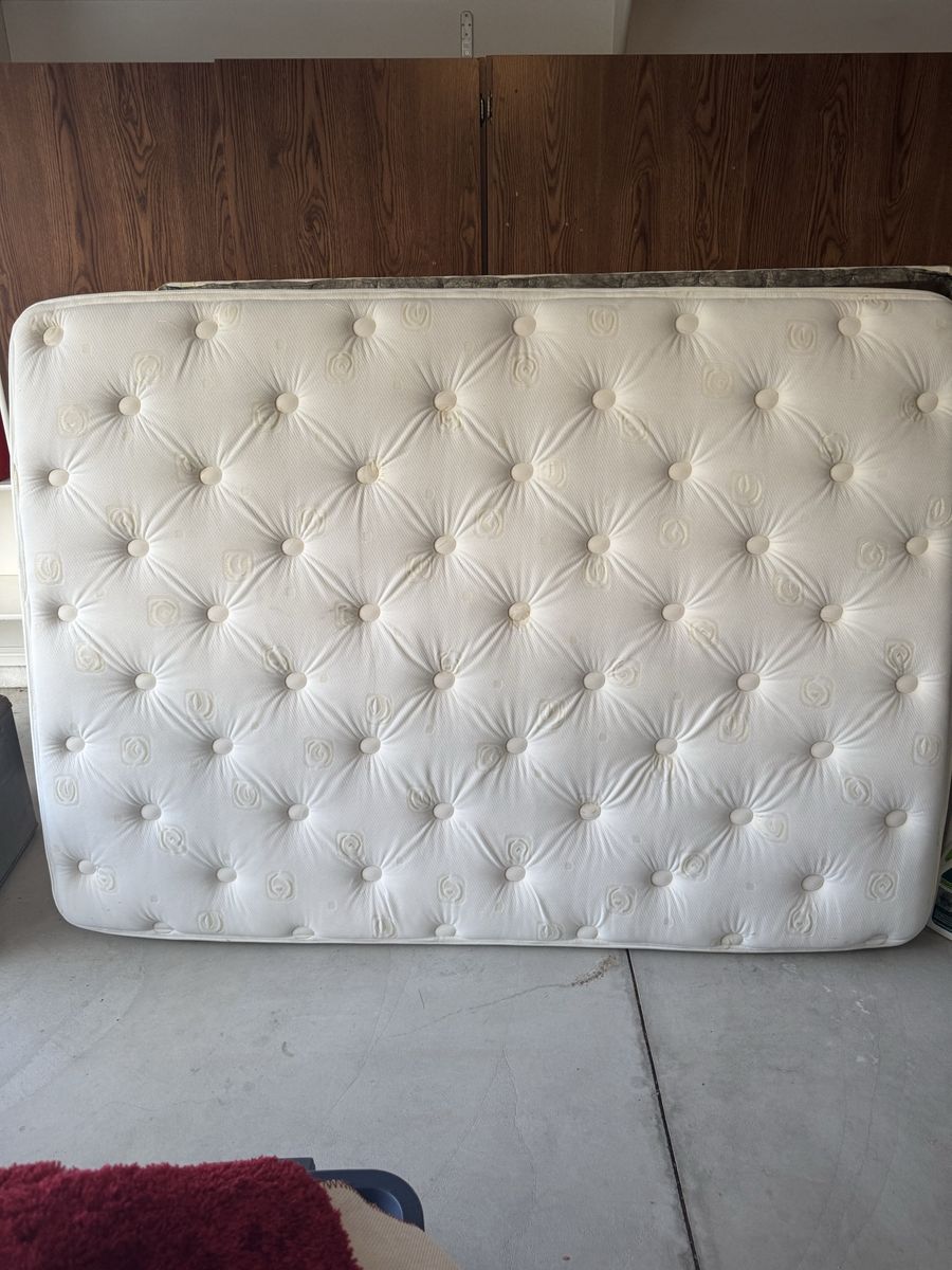 Tufted Innerspring Mattress  Full Size