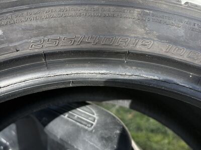 255/40 R19