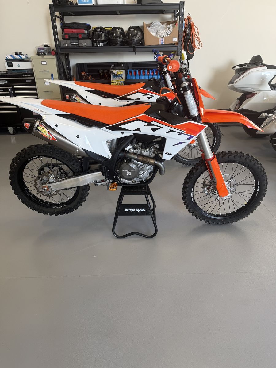 2 KTM 450 SXF (2023)