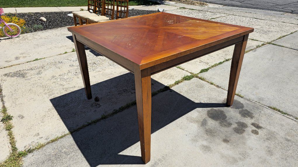 Dinning room table with chairs