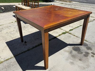 Dinning room table with chairs