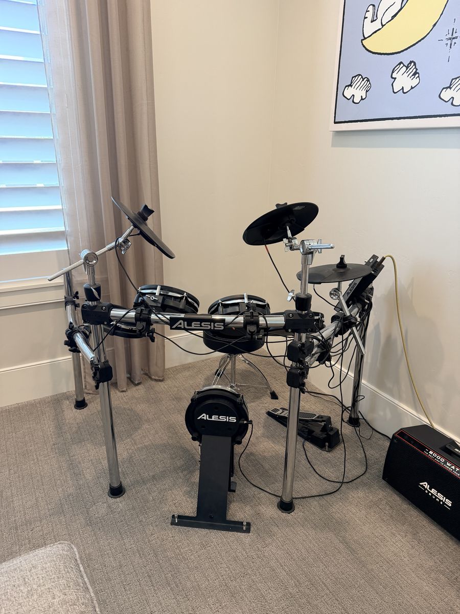 Alesis Command Mesh Electronic Drum Set + Alesis Strike Amp 8 + Stool