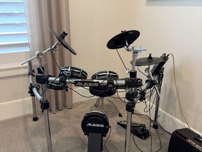 Alesis Command Mesh Electronic Drum Set + Alesis Strike Amp 8 + Stool