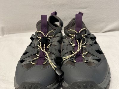 Merrell women’s size 9 rock sandals in gray with purple trim