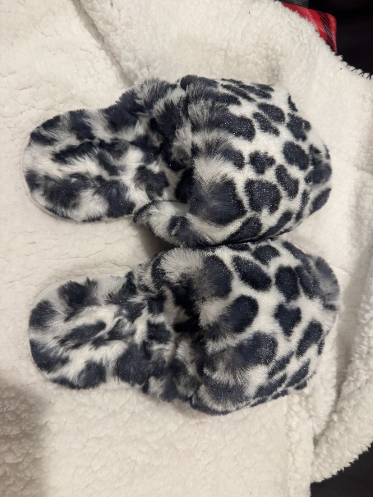 Aerie slippers. Size 7.