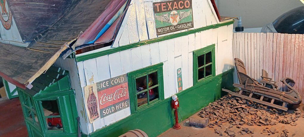 Vintage Texaco Gas Station Model - Highly Detailed Diorama with Interior..1/16.scale.
.30"×20"×17"...plug in lighting....