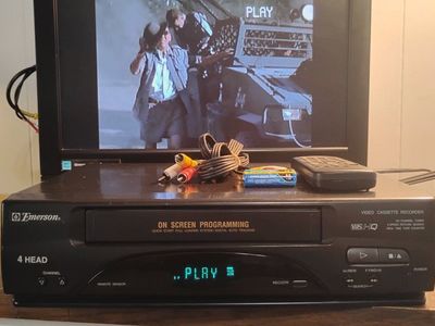 Emerson VCR VHS video cassette player with remote
