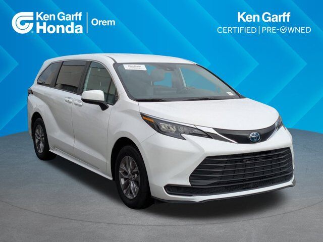 2025 Toyota Sienna LE 8-Passenger