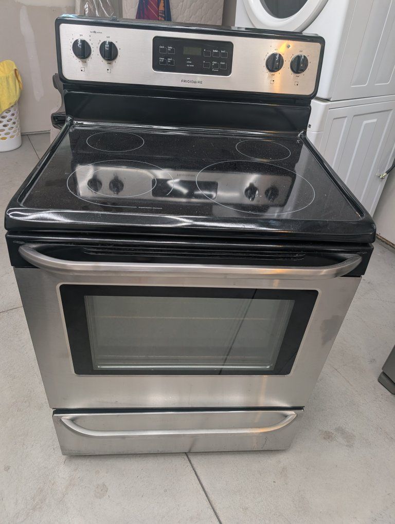 Frigidaire 30" Stainless Steel Electric – Smooth Glass Top Range (Excellent Condition)