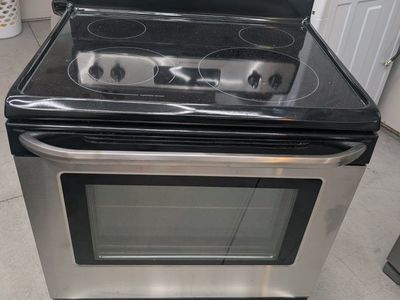 Frigidaire 30" Stainless Steel Electric – Smooth Glass Top Range (Excellent Condition)