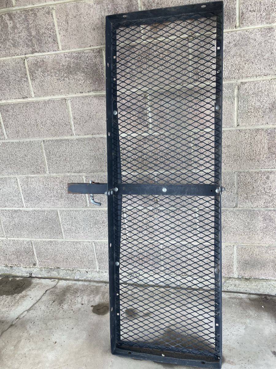 Hitch mounted cargo carrier