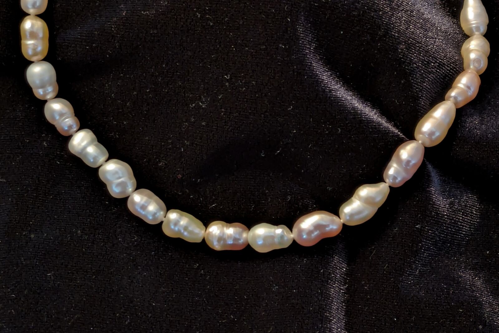 Baroque pearl choker
