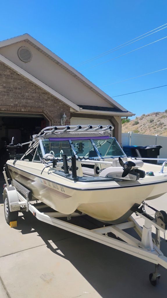 Fiberglass Rinker 15' | 2013 Mercury 60 EFI | Fish Ready