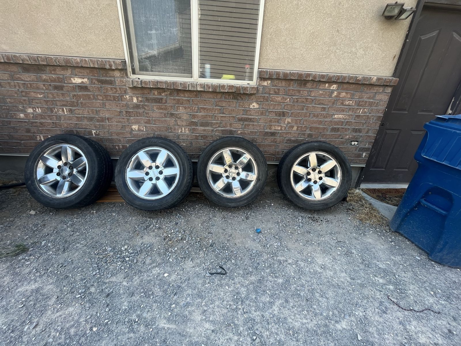Set of 4 GMC 20" Wheels with Mesa A/P2 275/55R20 Tires