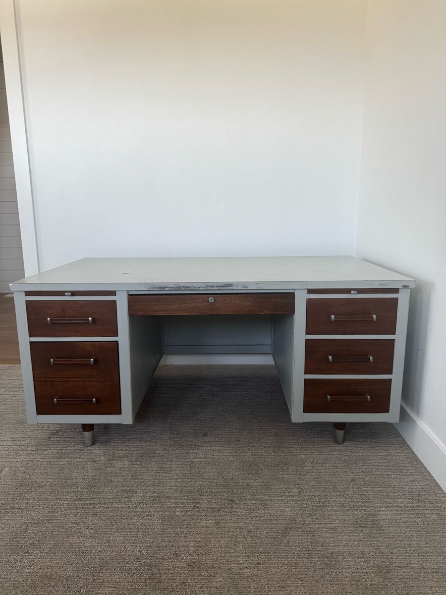 Free desk!