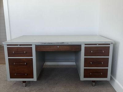 Free desk!