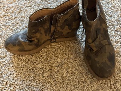 Sofft Camo Ankle Boots W9.5