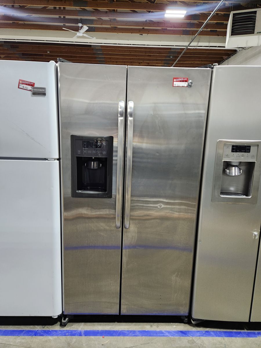 BEAUTIFUL GE STAINLESS STEEL SIDE BY SIDE FRIDGE! W-WARRANTY