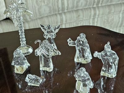 Robert Stanley The Promise of Christmas Deluxe 8-Piece Clear Acrylic Nativity Set