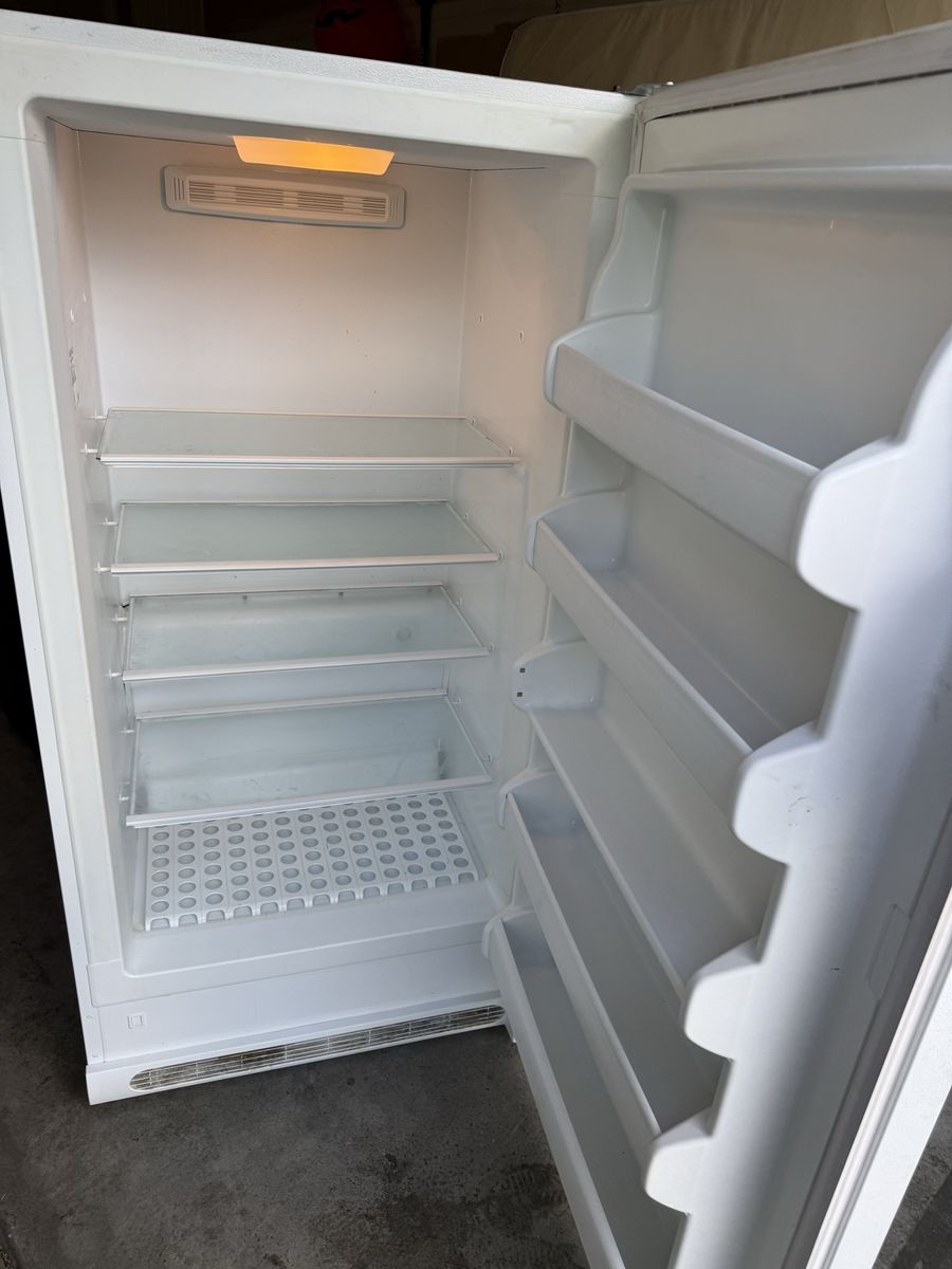 White Upright Fridge works great $100 its plug in for u to see