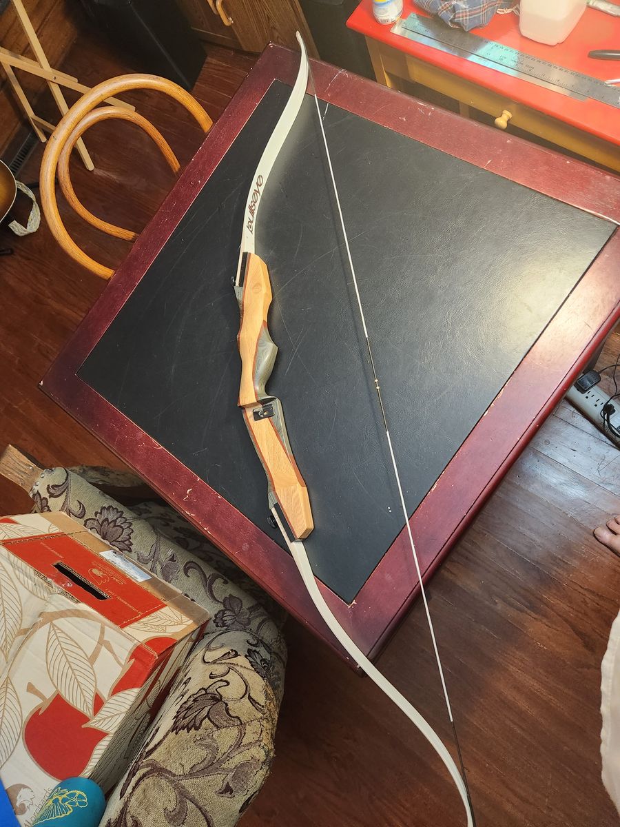 Galaxy Bullseye Longbow LEFT HANDED archery bow, 54" 15 pound pull, WITH 21 arrows and quiver to carry them.