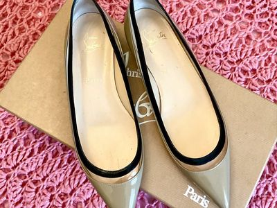Christian Louboutin Paulina Flat Nude Patent Leather PVC Pumps, EU 38 / US 8, Minor Creasing