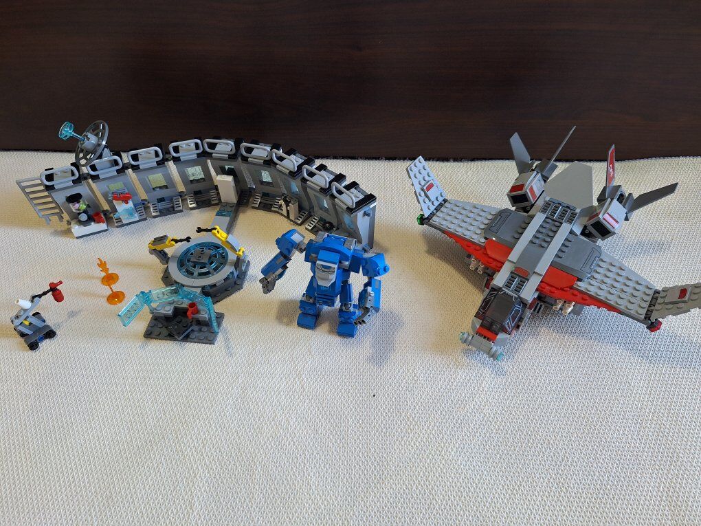 lego 76125 Avengers and 76127 Captain Marvel