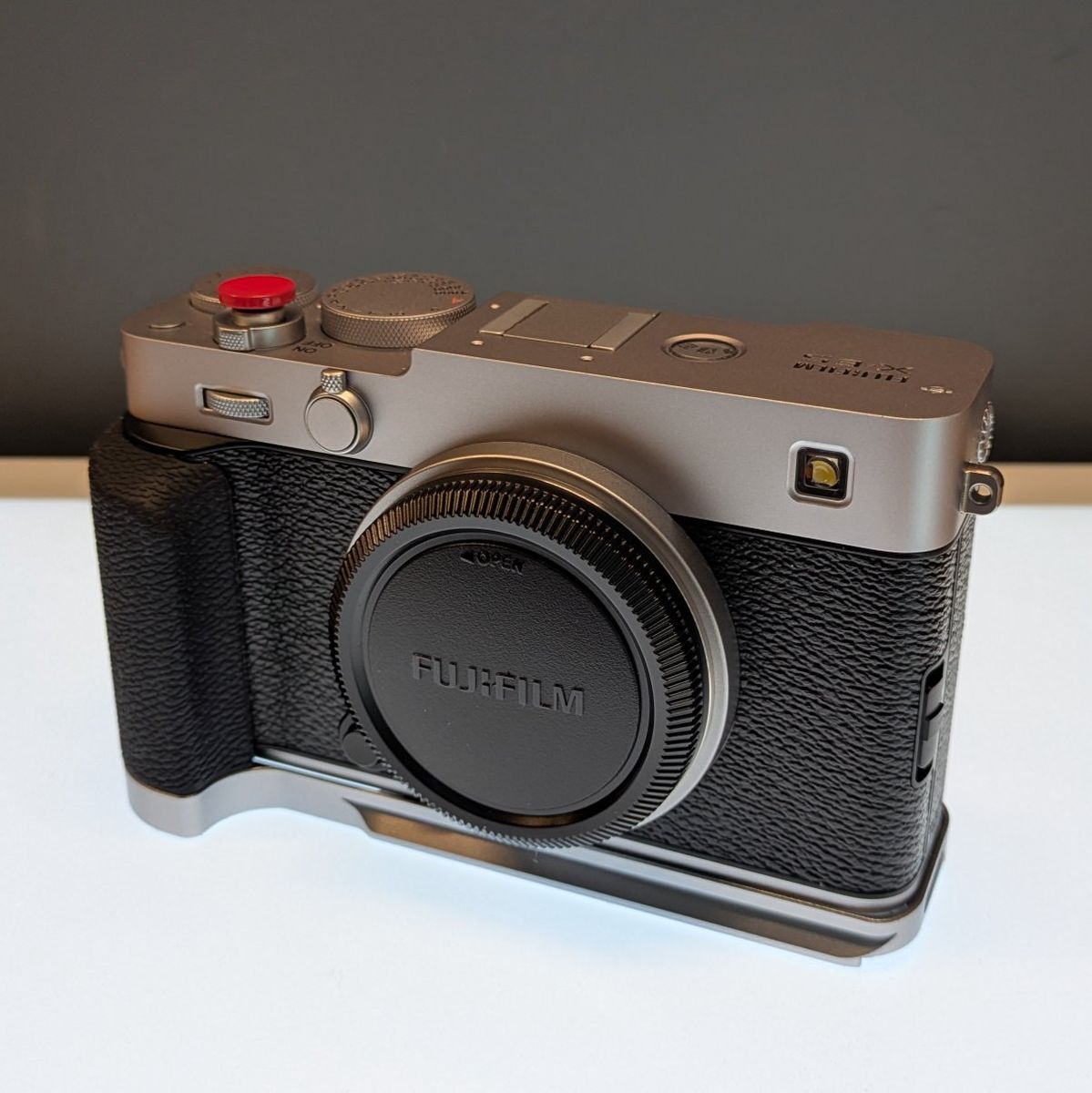 like new fujifilm x-e5 mirrorless camera 1300 shots only