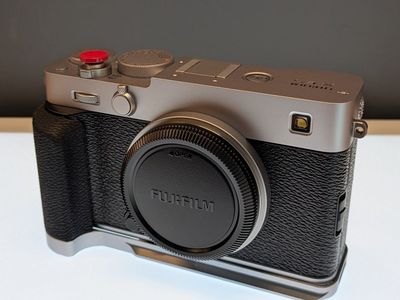 like new fujifilm x-e5 mirrorless camera 1300 shots only
